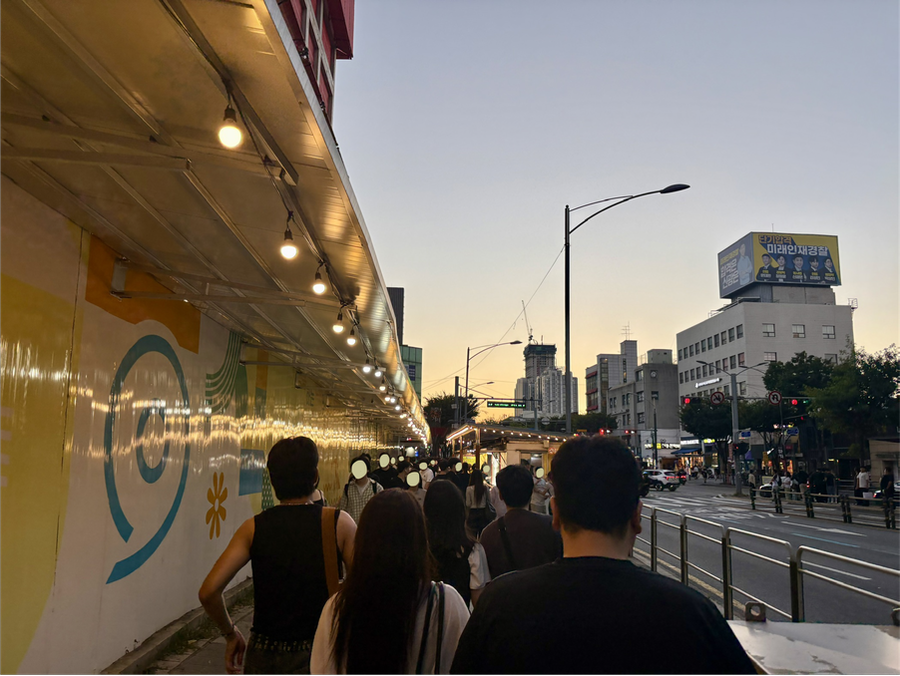 ceaser1022가 서로 다른 날 담은 두 장입니다. 노을이 질 무렵과 한낮의 거리는 사람 수도, 공기도 다르게 느껴집니다.