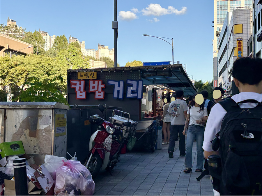ceaser1022가 서로 다른 날 담은 두 장입니다. 노을이 질 무렵과 한낮의 거리는 사람 수도, 공기도 다르게 느껴집니다.
