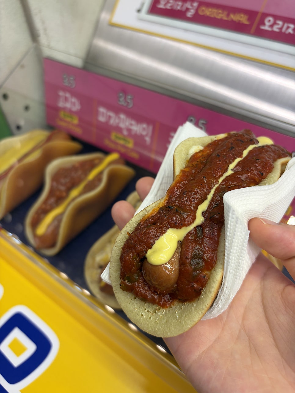 nelphie가 담은 오가네 팬케익입니다. 장갑을 낀 손으로 갓 구운 메뉴를 건네는 순간과, 토마토소스와 치즈가 두툼하게 올라간 완성품을 가까이서 보여줍니다.