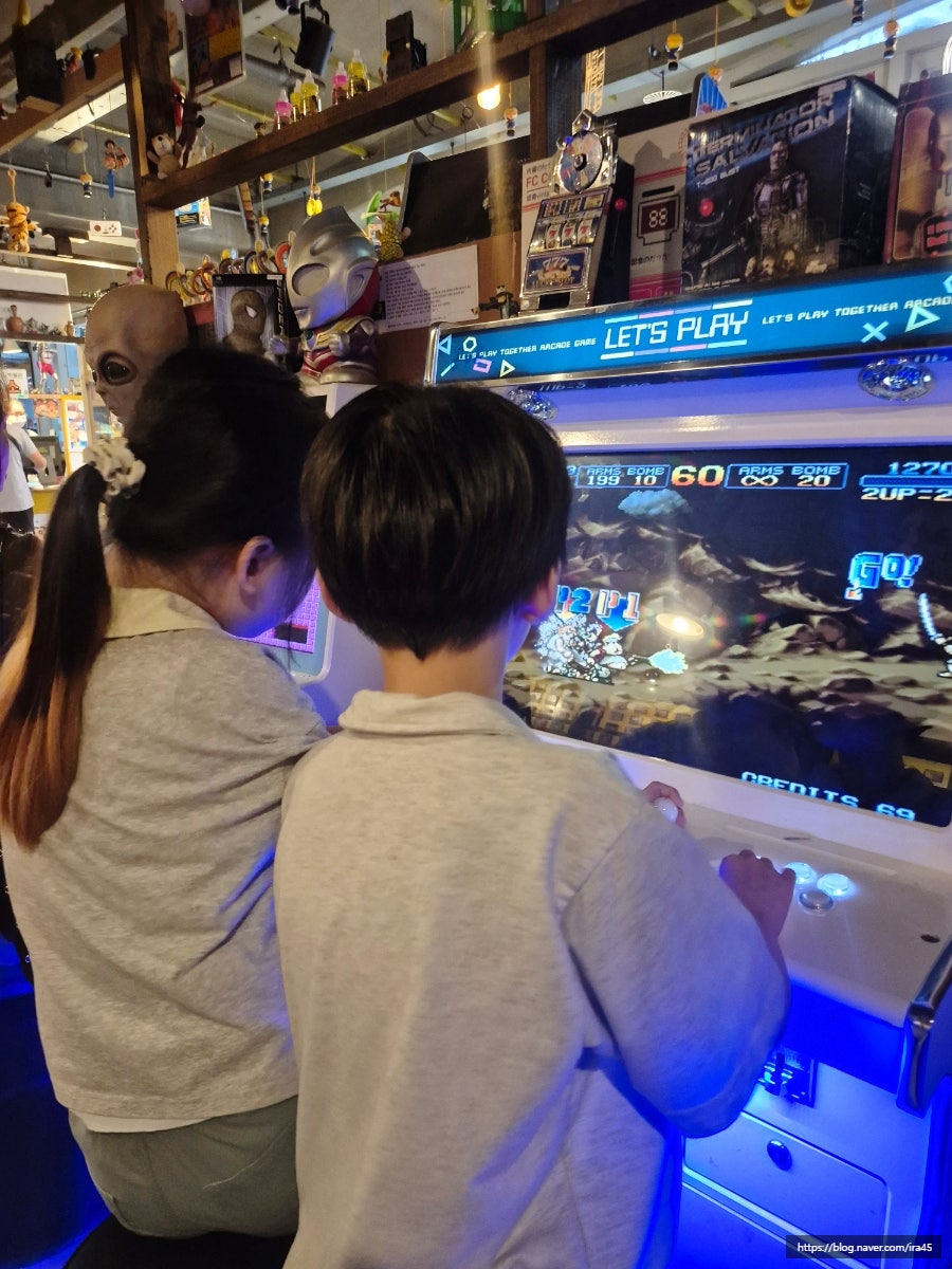 ira45는 아이 둘이 싸움 게임에 정신이 없는 사이 부부는 보글보글과 총 쏘는 게임을 즐기다 리듬게임까지 한 판 돌았는데 땀이 났다고 적었습니다.