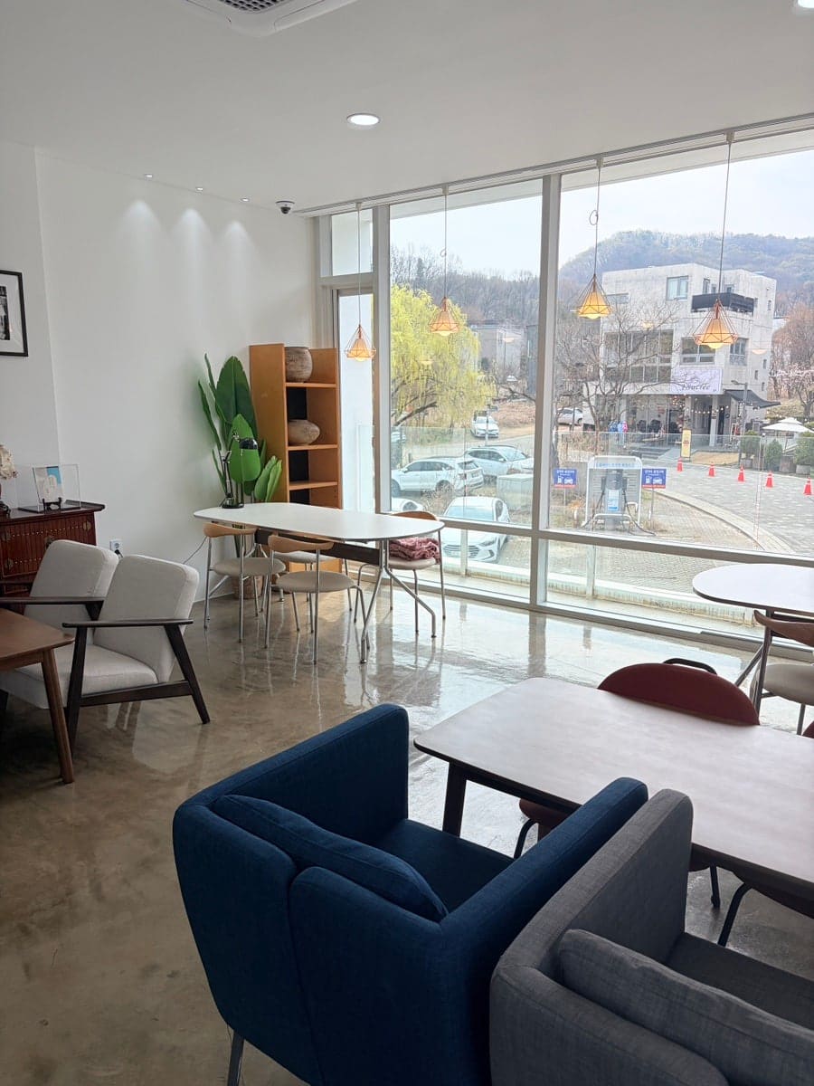 dingo159는 1층에서 벽면을 가득 채운 거대한 책장과 원목 테이블의 조합이 눈길을 사로잡았다고 적었습니다.