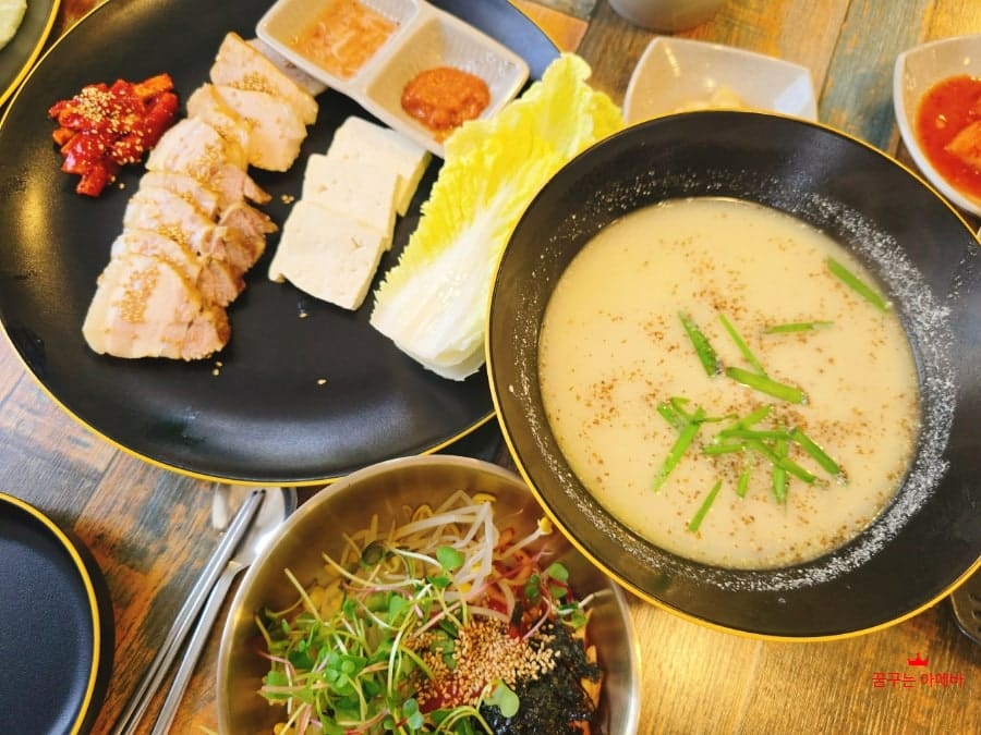 jjmall1은 한상가득에 인기 메뉴 다섯 가지가 한 번에 나온다며 쟁반국수의 쫄깃한 도토리 면과 양념을 세게 하지 않은 담백한 보쌈을 꼽았습니다.
