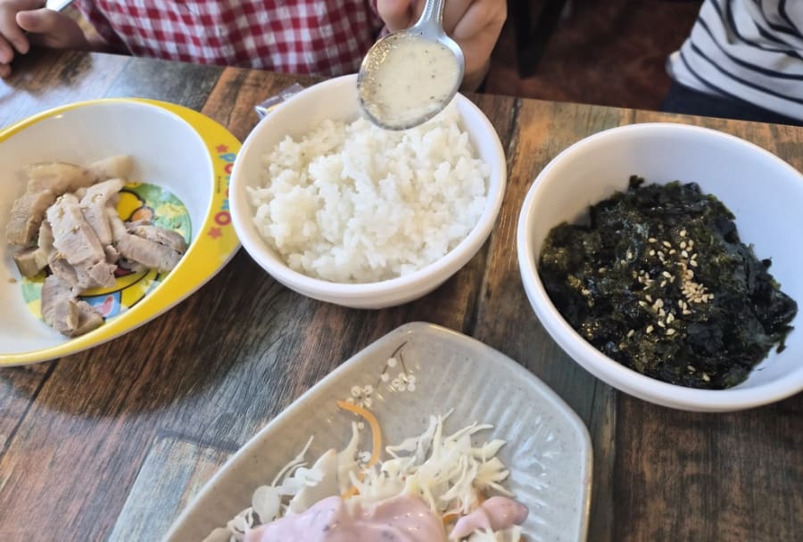 kim_tastic는 아이가 먹을 공기밥을 따로 시켰더니 김자반을 한가득 받았다며 센스가 좋았다고 적었고, 정식에 해물파전을 더해 든든하게 먹었다고 했습니다.