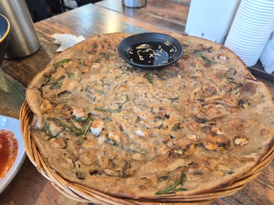 kim_tastic는 아이가 먹을 공기밥을 따로 시켰더니 김자반을 한가득 받았다며 센스가 좋았다고 적었고, 정식에 해물파전을 더해 든든하게 먹었다고 했습니다.