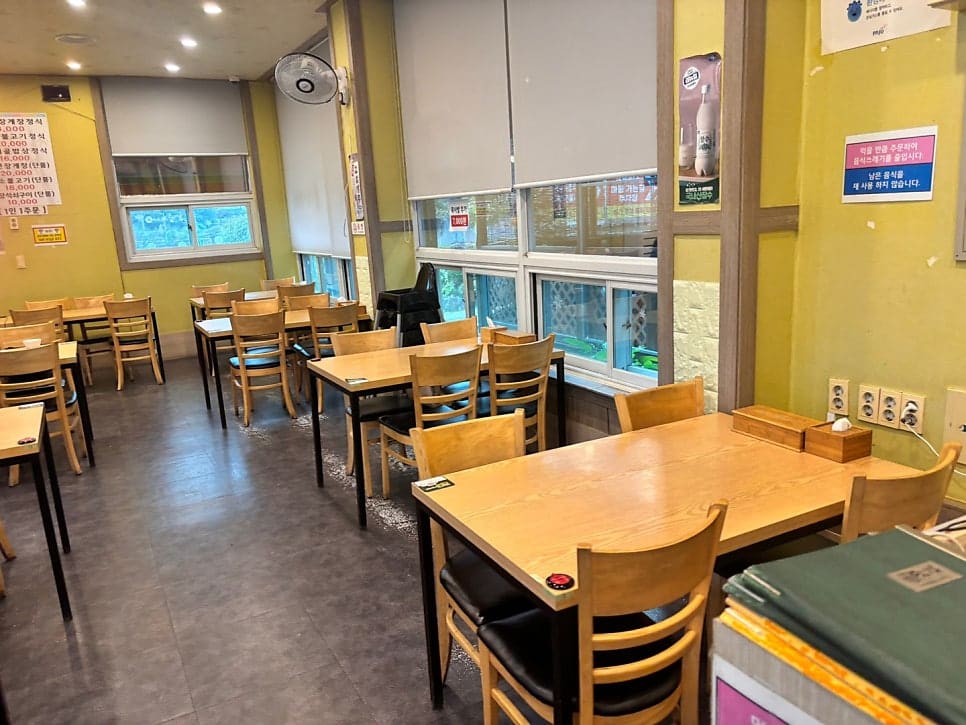 hxxxxsxra는 처음엔 실망했지만 나올 때는 기분 좋게 나왔다고 적으며, 벽 가득한 유명인 사인이 그 반전의 한가운데 있었다고 했습니다.