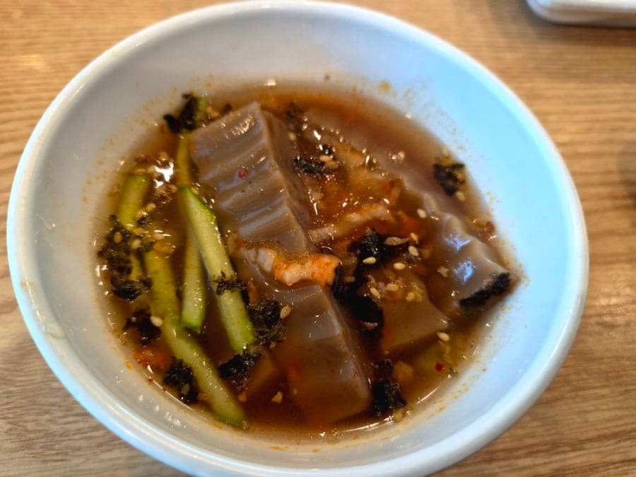 biggominara는 살얼음 띄운 새콤달콤한 묵사발이 가장 먼저 입맛을 돋우고, 석쇠에 직접 구워낸 소불고기는 놓이자마자 불향이 가득 퍼진다고 적었습니다.