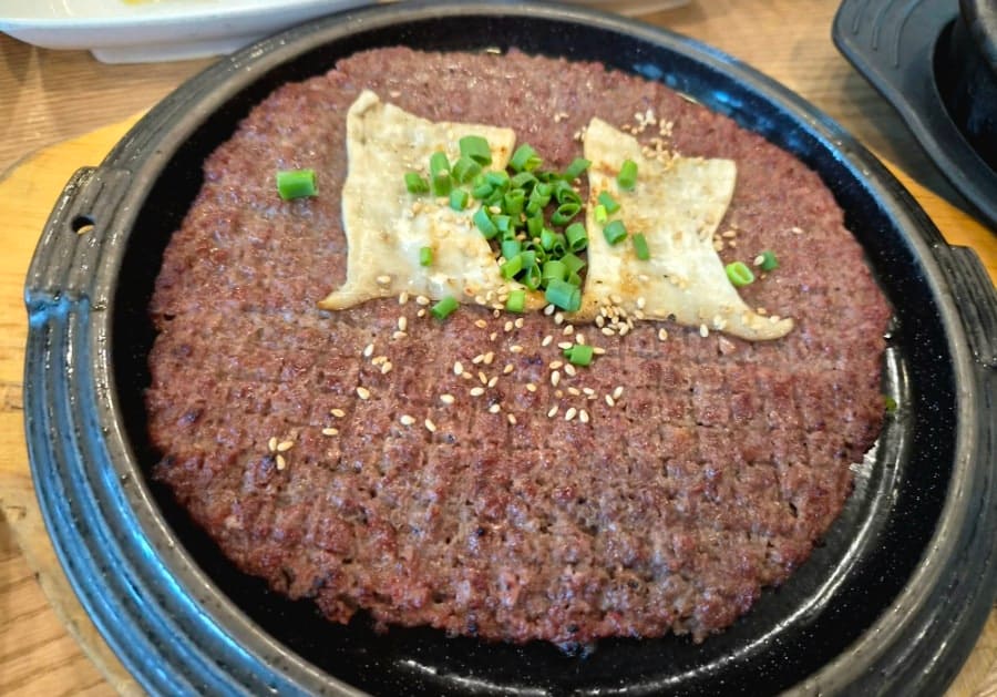 biggominara는 살얼음 띄운 새콤달콤한 묵사발이 가장 먼저 입맛을 돋우고, 석쇠에 직접 구워낸 소불고기는 놓이자마자 불향이 가득 퍼진다고 적었습니다.