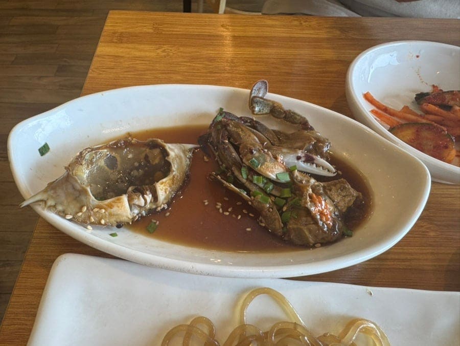 pororocamper는 간장게장이 밥도둑 역할을 제대로 했고, 반대로 잡채는 대량으로 만들어 둔 티가 나서 다른 반찬보다 평범했다고 솔직하게 적었습니다.