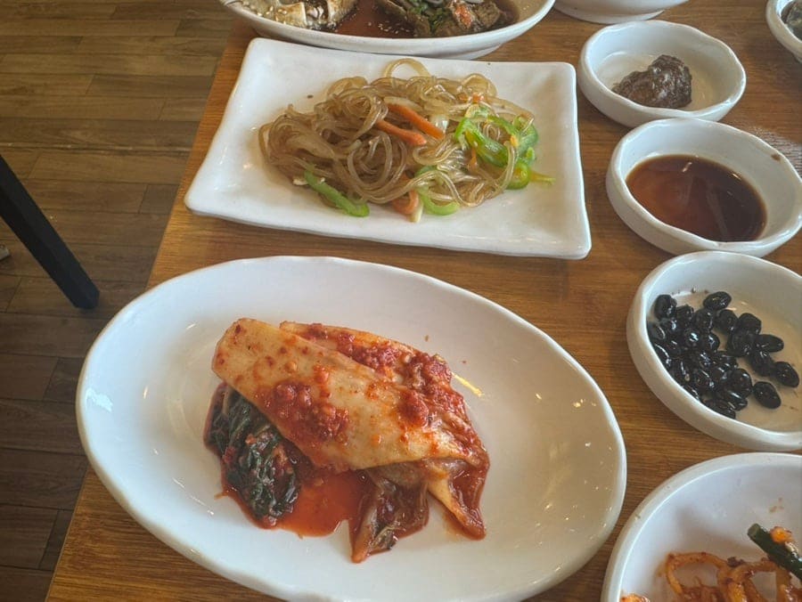 pororocamper는 간장게장이 밥도둑 역할을 제대로 했고, 반대로 잡채는 대량으로 만들어 둔 티가 나서 다른 반찬보다 평범했다고 솔직하게 적었습니다.