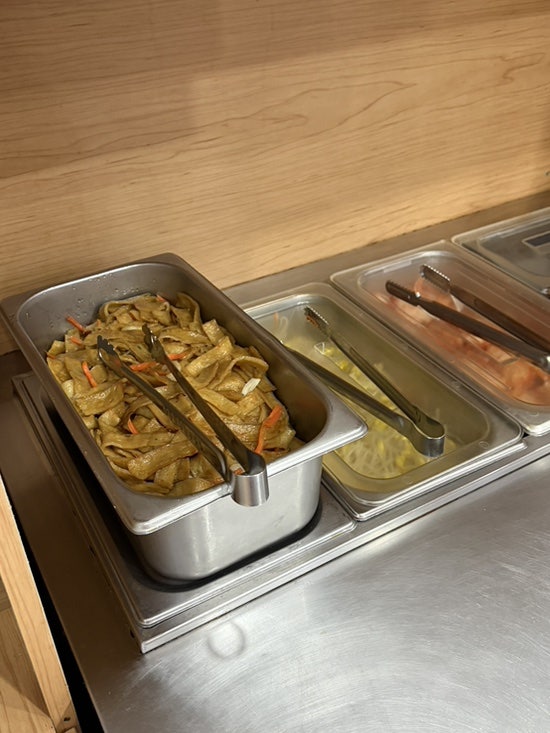 dmsdhr2528은 셀프바에 무말랭이무침과 콩나물, 김치가 놓여 있고 먹을 만큼만 덜어 가라는 안내문이 붙어 있었다고 적었습니다. 사진에는 집게가 꽂힌 밑반찬 통과,