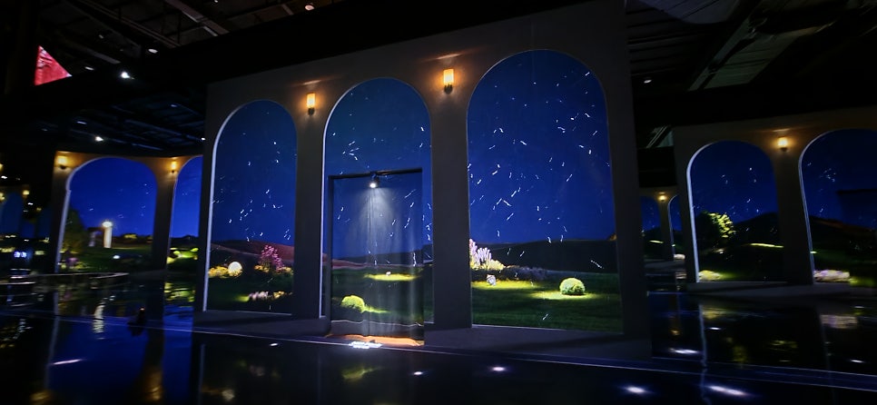 artimuse는 작품 하나하나를 따로 감상하기보다 공간 전체에 펼쳐지는 영상과 조명을 함께 걸으며 보는 형태에 가깝다고 적었습니다. 사진에는 물속 풍경을 담은 아치형 통로와,