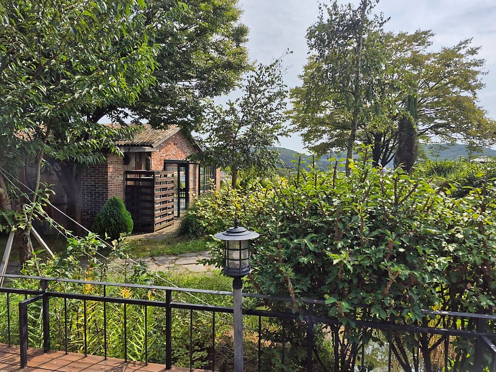happytree0819는 연못과 작은 정원, 나무들 사이로 난 산책로를 보고 여기가 한국인지 프랑스인지 싶었다고 적었습니다.