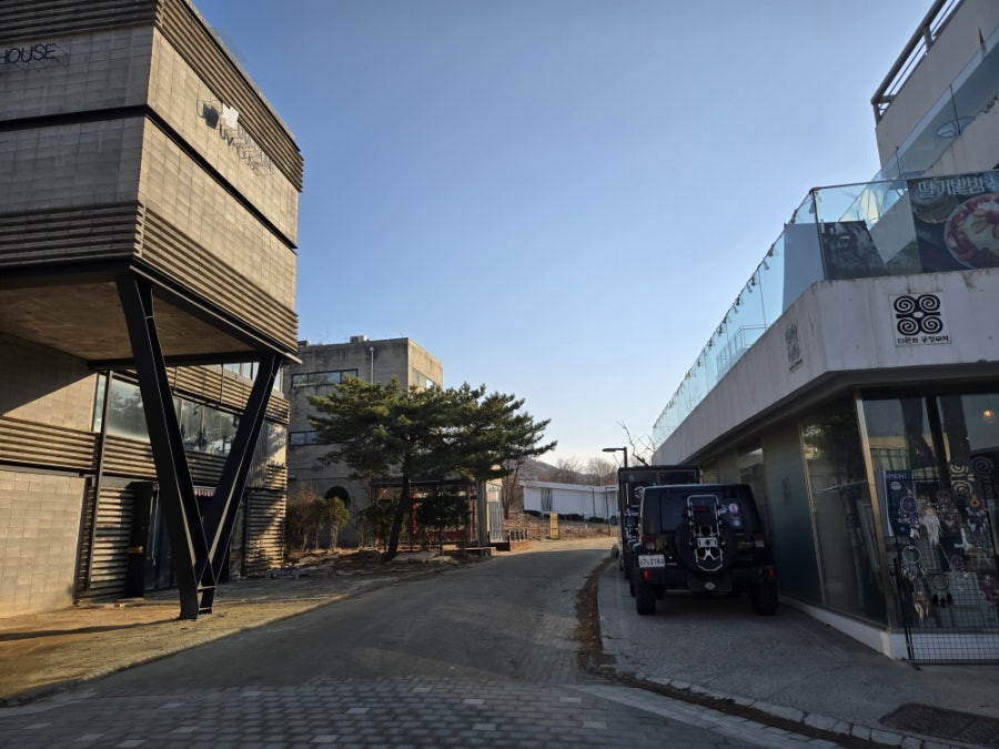 예술과 프랑스, 한 거리를 나눈 두 마을