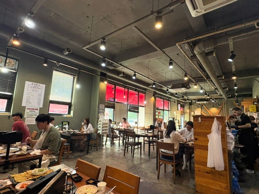 nue_osmik은 매장 앞쪽과 양옆에 주차 공간이 있어 차로 오기 편했고, 매장 안은 깔끔하고 정돈된 일반적인 고깃집 분위기였다고 적었습니다.