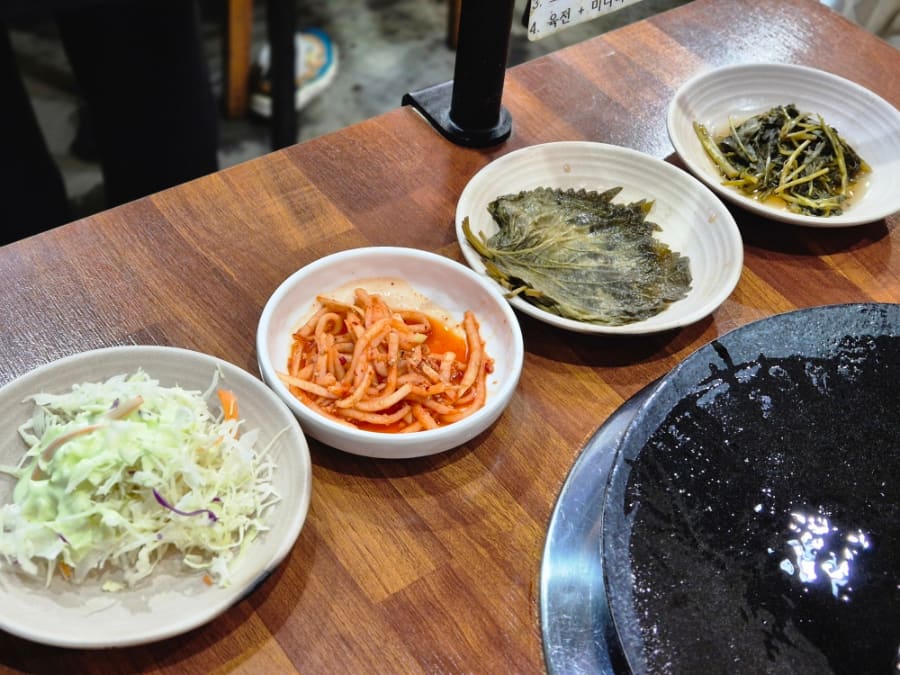 yoojooi는 샐러드와 무생채, 깻잎장아찌, 방풍나물, 백김치가 정갈하게 나왔고 백김치는 16개월 아기도 함께 먹을 수 있었다고 적었습니다.