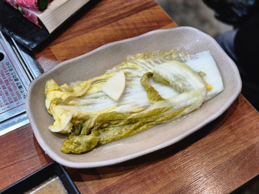yoojooi는 샐러드와 무생채, 깻잎장아찌, 방풍나물, 백김치가 정갈하게 나왔고 백김치는 16개월 아기도 함께 먹을 수 있었다고 적었습니다.