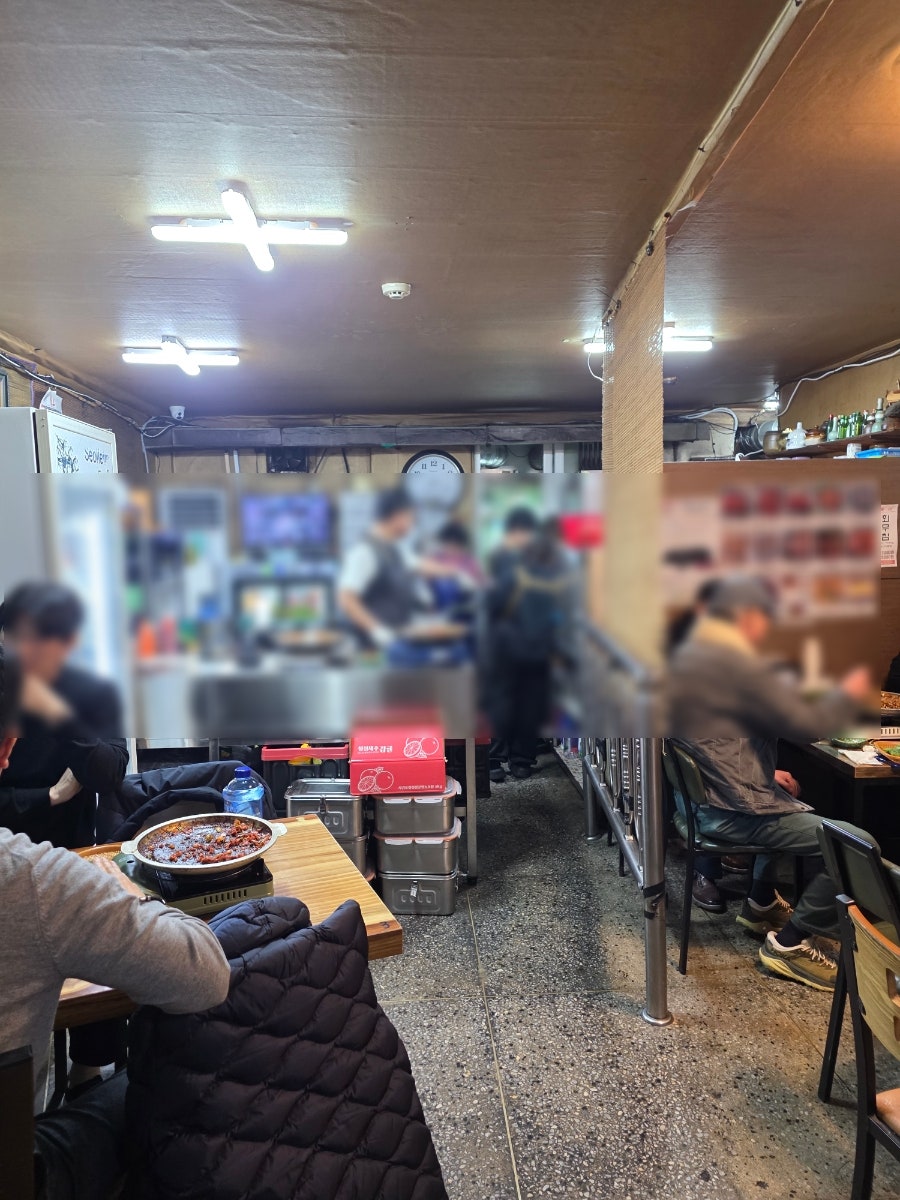 qkeotns95가 찍은 사진입니다. 다녀간 손님들의 사인으로 가득한 벽과 식객 허영만의 백반기행 촬영 메모가 함께 걸려 있고,