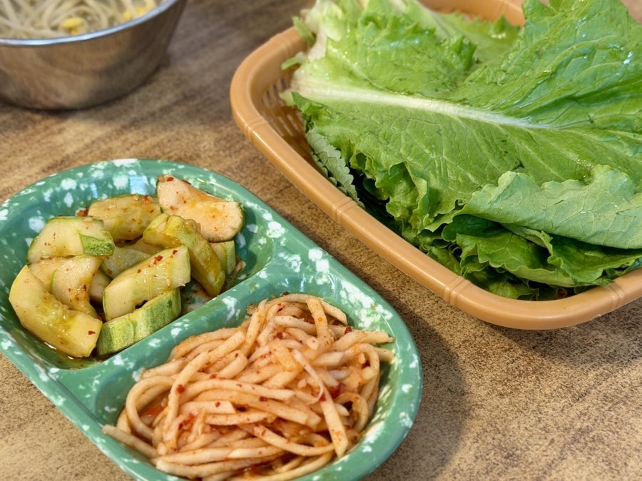 gm8399가 찍은 사진입니다. 아삭한 오이무침과 무생채, 싱싱한 상추쌈 채소, 맑은 콩나물국까지 기본 찬이 한 상에 올랐습니다.