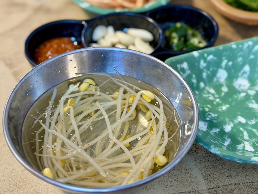 gm8399가 찍은 사진입니다. 아삭한 오이무침과 무생채, 싱싱한 상추쌈 채소, 맑은 콩나물국까지 기본 찬이 한 상에 올랐습니다.