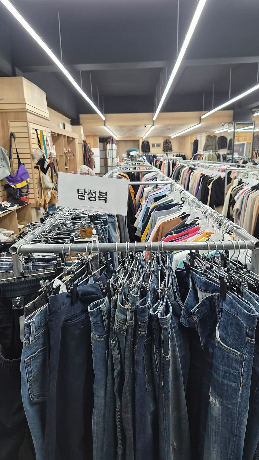 같은 블로거가 찍은 신발·모자 진열대입니다. 벙거지 모자부터 캡 모자까지 색색으로 걸려 있고, 그 아래 선반에는 운동화와 구두가 가지런히 놓여 있습니다.