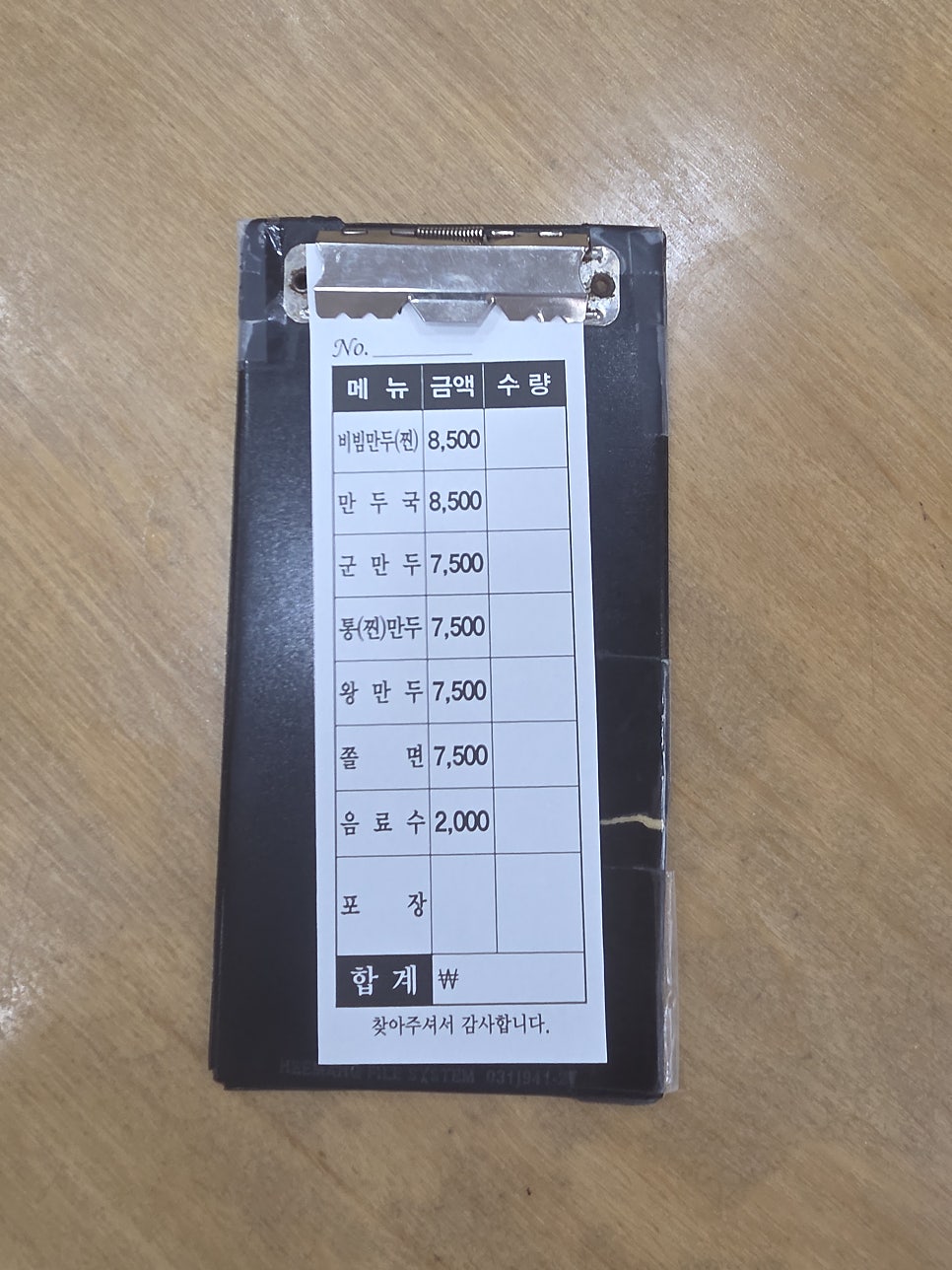 hee6035가 찍은 사진입니다. 통유리 출입문에 연도별 블루리본 서베이 스티커가 줄줄이 붙어 있고, 영업시간 안내판 너머로 손님들이 식사 중인 모습이 비칩니다.