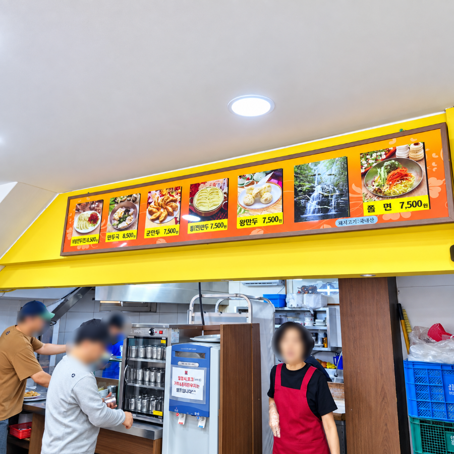 dolly_21이 찍은 사진입니다. 저녁 시간, 테이블마다 손님이 가득 찬 홀 풍경과 메뉴 사진이 걸린 주문대가 함께 담겨 있습니다.