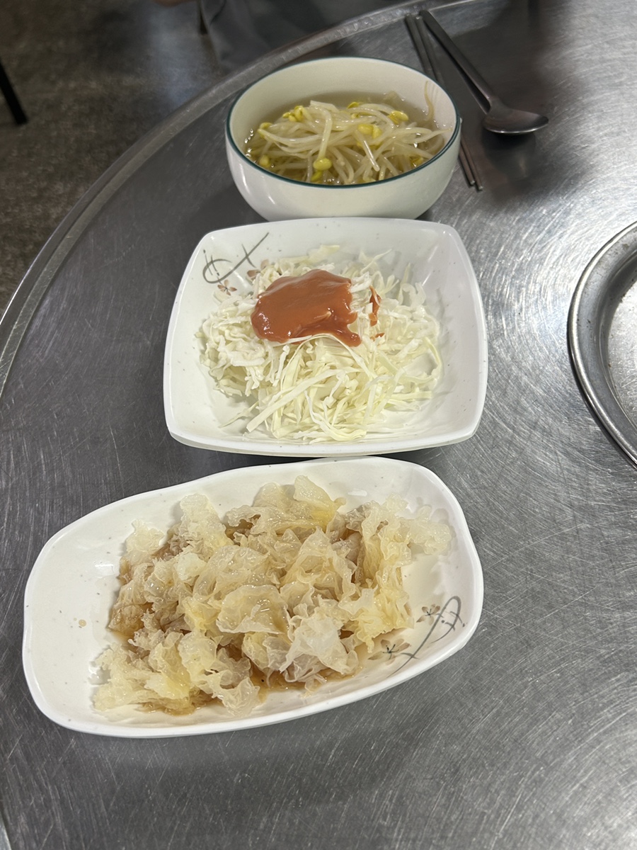 imim30가 올린 사진입니다. 연탄불 위에서 대파와 함께 구워지는 대창이 빨간 양념을 두른 채 노릇하게 익어가고, 곁들여 나온 목이버섯무침과 양배추샐러드,