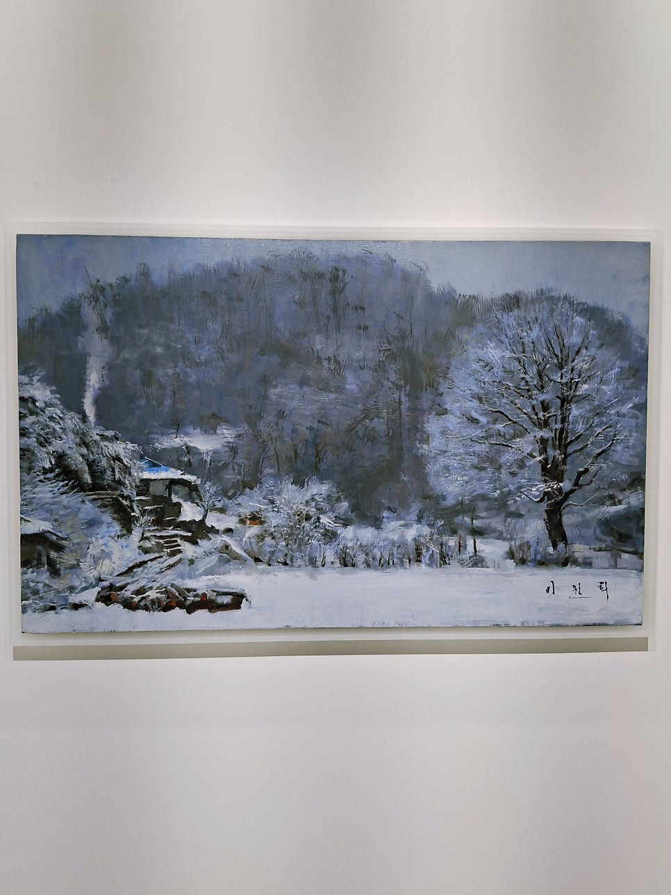 사람과 달마시안이 열대 식물 사이를 걷는 몽환적인 그림과, 눈 덮인 산골 마을을 그린 그림이 같은 전시 안에 나란히 걸려 있었다고 이 블로거는 적었습니다.