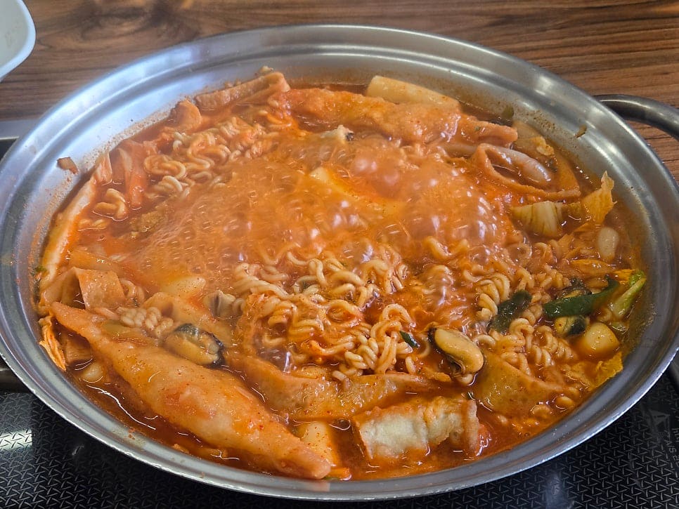 2025110은 2인 해물에 라면을 넣고 야끼만두를 더해 주문했고, 2인 세트인데 튀김이 한 개씩인 구성이 아쉬웠다고 적었습니다.
