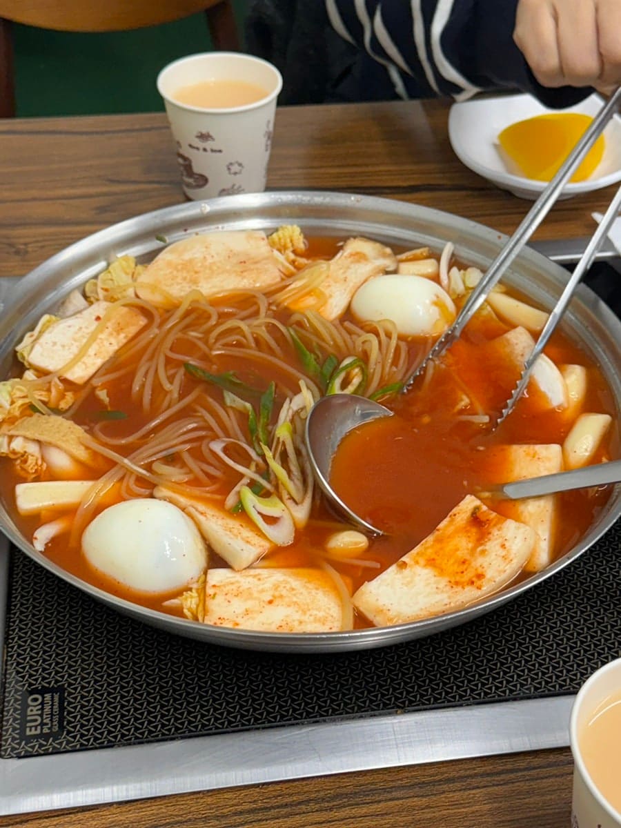 moonsb16은 삼청동 점심으로 떡볶이가 너무 먹고 싶어 3인분(야채+쫄면)에 치즈와 계란을 추가했습니다. 첫 사진은 계란과 떡, 면이 국물에 담겨 끓는 팬이고,