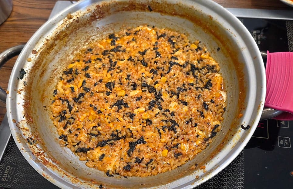adamseven은 친한 언니와 기본 2인 세트에 라면과 치즈를 고르고, 맵찔이라 기본 맛으로 주문했다고 적었습니다. 첫 사진은 라면이 풀린 붉은 국물이 끓는 팬이고,