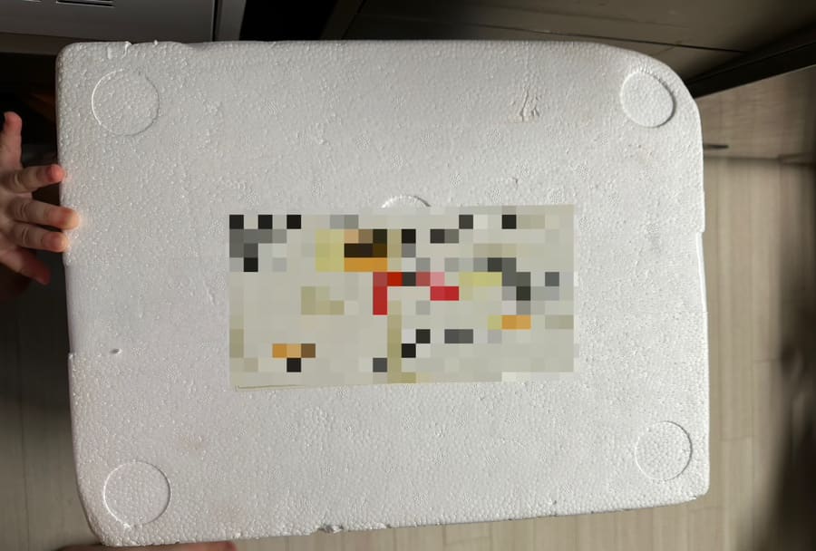 jjong_7689가 남긴 사진에는 스티로폼 박스와, 상자를 열자 원산지·등급 표시가 그대로 붙은 채 담긴 고기가 순서대로 있습니다.