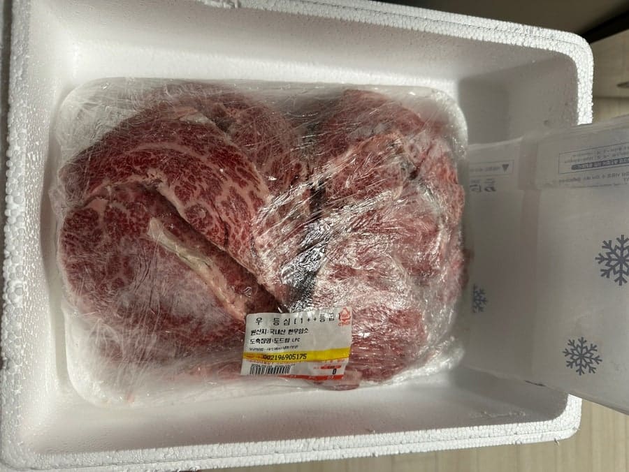 jjong_7689가 남긴 사진에는 스티로폼 박스와, 상자를 열자 원산지·등급 표시가 그대로 붙은 채 담긴 고기가 순서대로 있습니다.