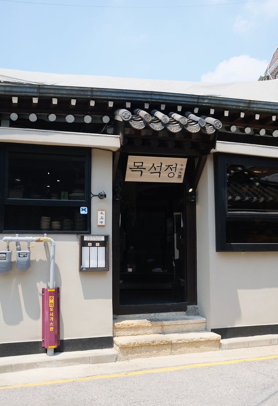 팔판길 한옥의 외관과 내부 공간. 짙은 나무 기둥과 격자 창문이 전통 한옥의 고즈넉함을 전한다. 이러한 공간들이 권력의 시대를 지나 문화의 세대로 흐르는 시간을 담아낸다.
