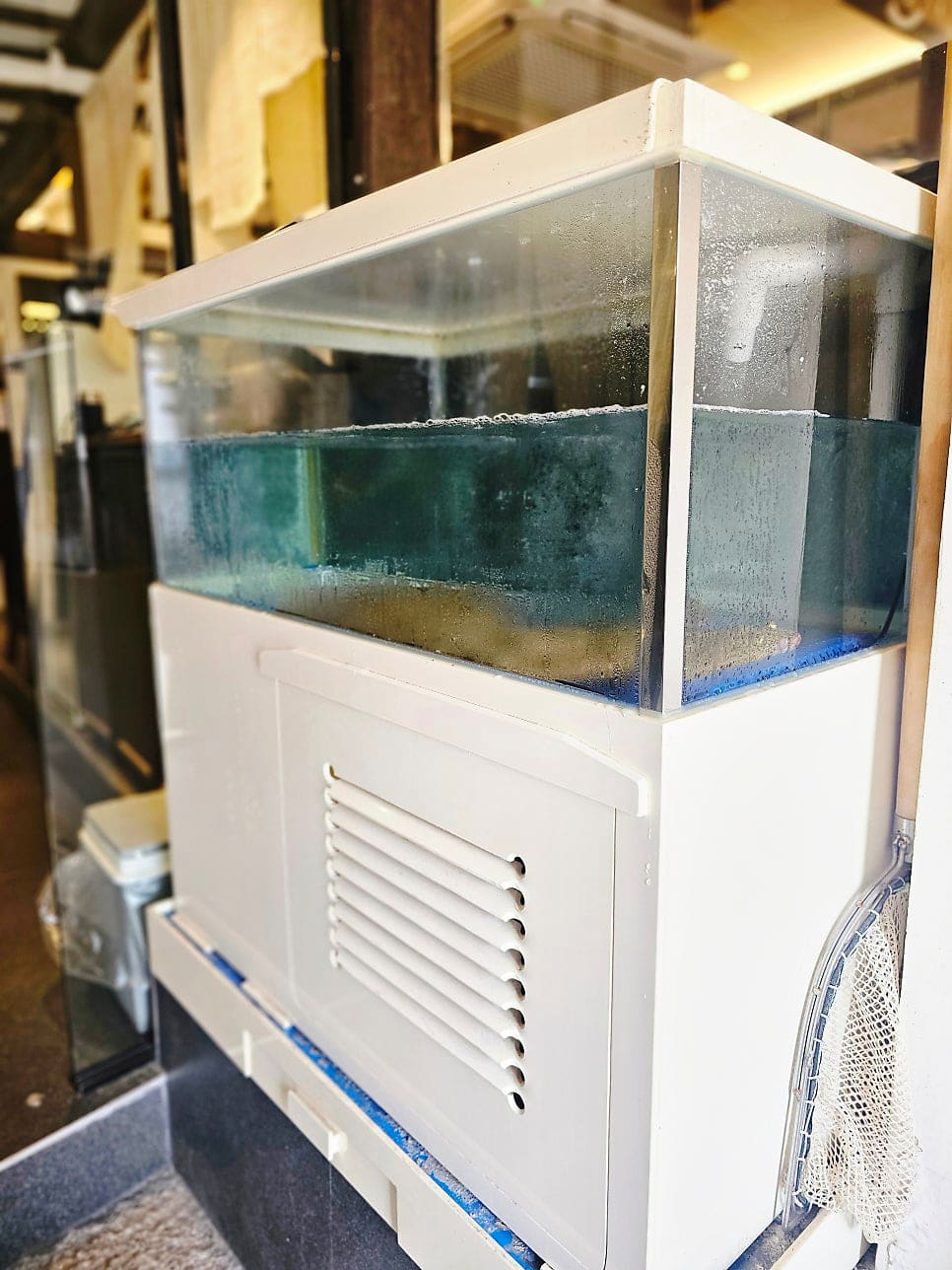 팔판길 한옥의 외관과 내부 공간. 짙은 나무 기둥과 격자 창문이 전통 한옥의 고즈넉함을 전한다. 이러한 공간들이 권력의 시대를 지나 문화의 세대로 흐르는 시간을 담아낸다.