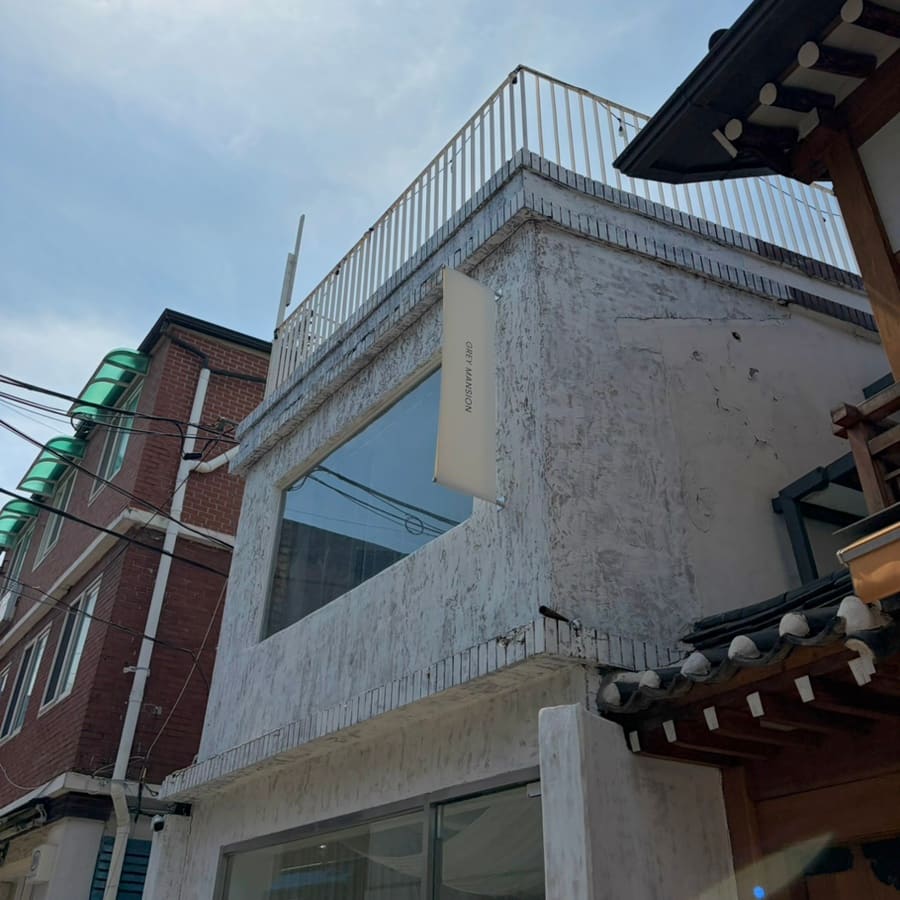 팔판길을 오르는 관광객들과 주변 건축. 여전히 오르막인 이 길을 올라가는 의미가 바뀌었다. 누구나 올라갈 수 있고, 누구나 즐길 수 있는 공간이 되었다.
