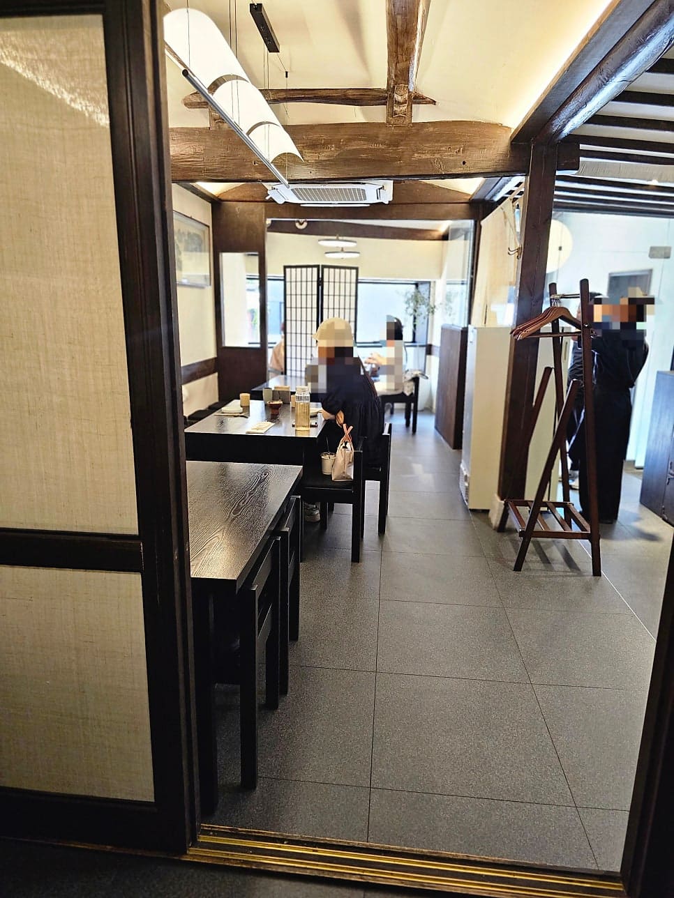 팔판길의 한옥 인테리어와 세부. 나무의 따뜻함과 전통 격자 창문이 과거의 흔적을 현재에 전한다. 지형은 변하지 않았지만, 그 위에 올라앉은 것은 완전히 달라졌다.