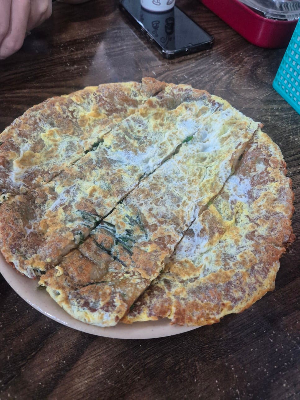dudwh107은 저번에 감자전을 먹어서 이번에는 파전을 시켰고, 둘 다 맛있지만 감자전을 더 많이 시키는 듯하다고 적었습니다. 사진 속 파전은 노릇하게 부쳐져 있고,