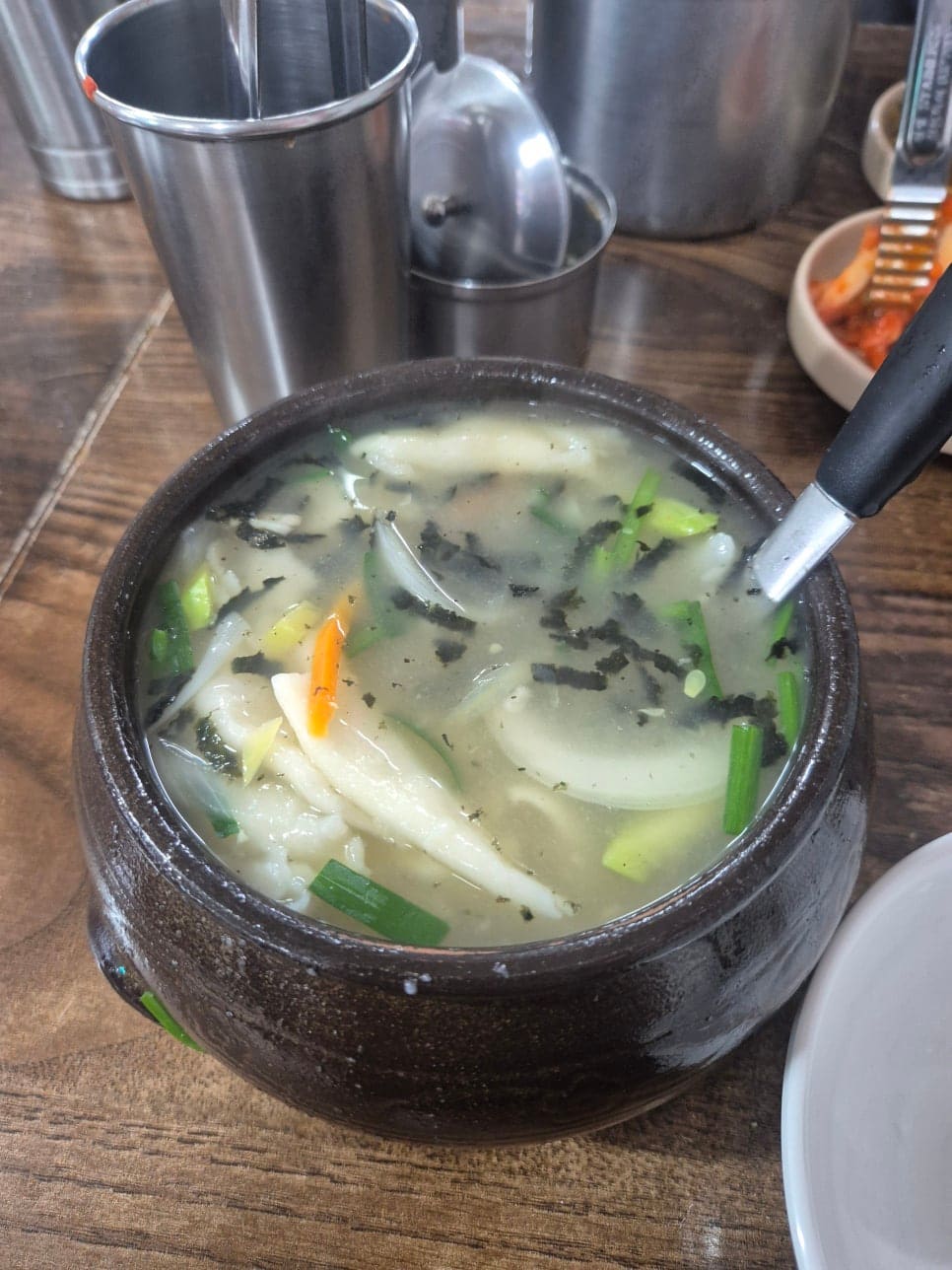 dudwh107은 저번에 감자전을 먹어서 이번에는 파전을 시켰고, 둘 다 맛있지만 감자전을 더 많이 시키는 듯하다고 적었습니다. 사진 속 파전은 노릇하게 부쳐져 있고,