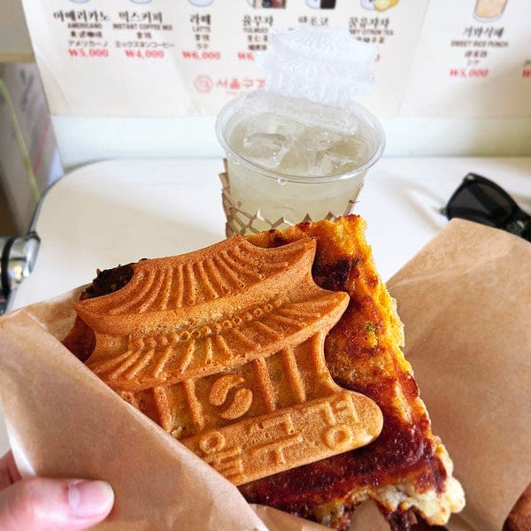 eating_8282가 찍은 사진 속에는 기와빵과 나란히 놓인 음료가 있습니다. 음료 위에는 기와 모양으로 얼린 얼음이 통째로 얹혀 있는데,
