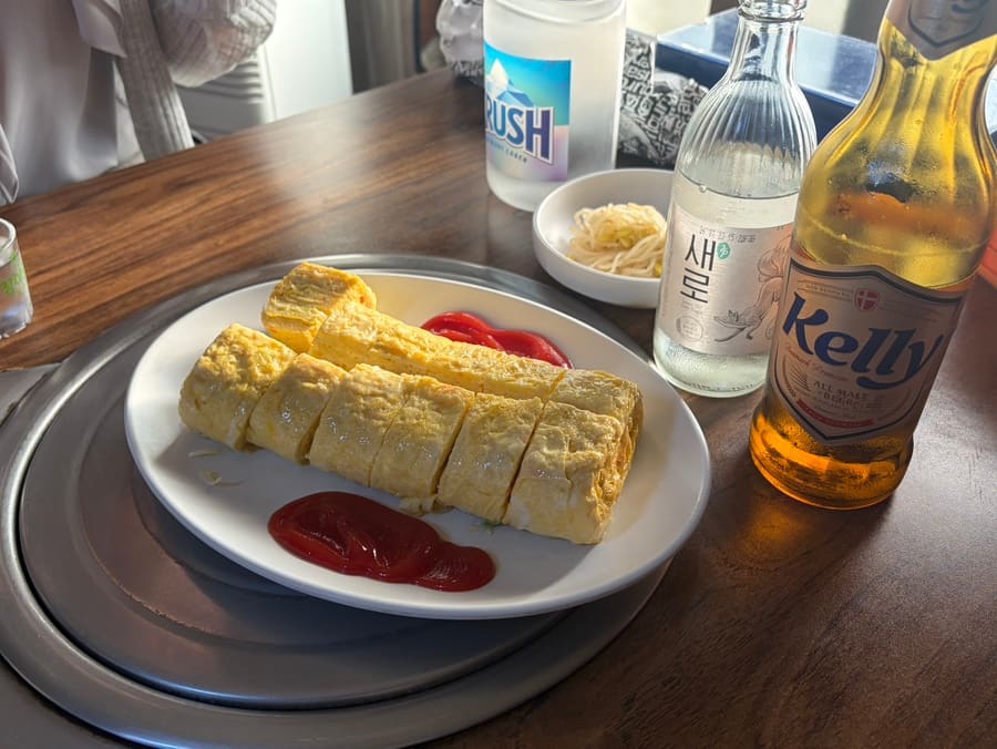 김이 오르는 양푼 김치찌개와 케첩 듬뿍 찍어먹는 계란말이입니다. 이 방문자는 계란말이 한입에 소맥 한잔이 사라진다고 적었는데,