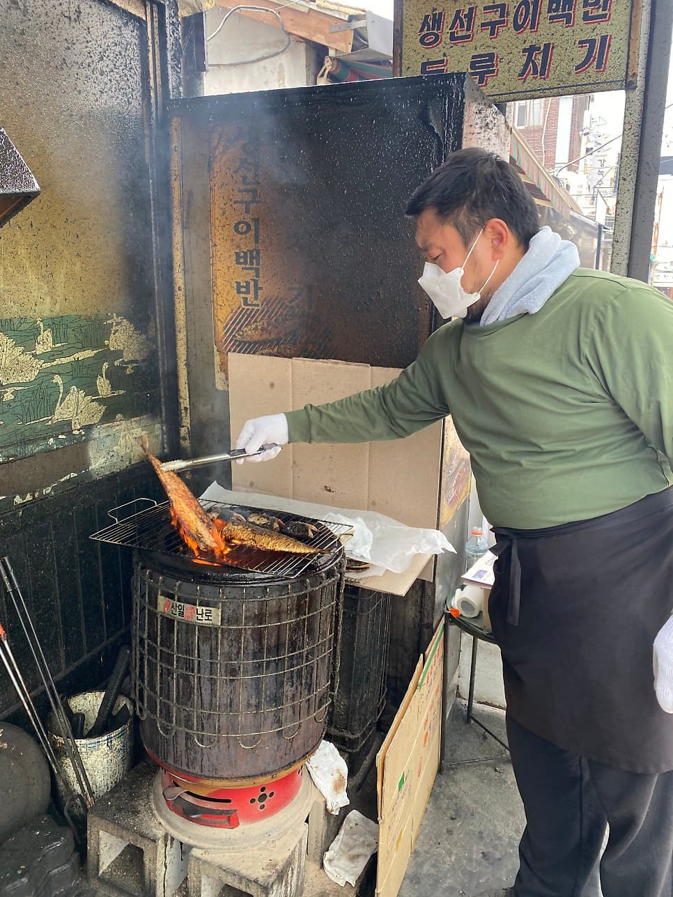 대원식당의 밥상을 위에서 내려다본 모습입니다. 생선구이, 두루치기, 흰 쌀밥, 국, 아삭한 채소들과 구운 김까지 집밥의 모든 것을 정갈하게 담고 있습니다.