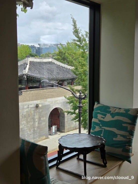 clooud_9는 결혼기념일을 맞아 남편과 함께 묵은 방의 창가부터 담았습니다. 창 너머로 기와지붕을 얹은 성문과 돌담이 바로 보이는 창가 좌석 사진과,