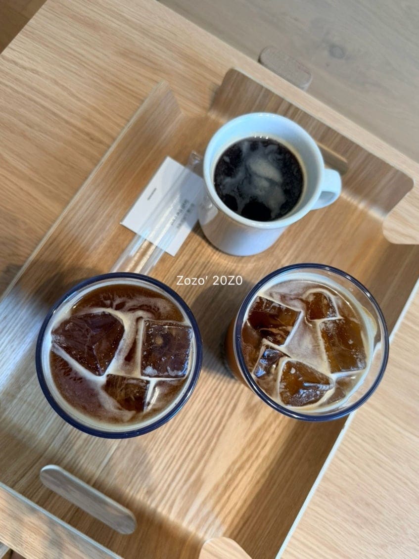 zozo_z는 자리를 찾아 2층으로 오르던 계단부터 담았습니다. 나무 손잡이와 금속 난간이 이어진 계단 사진과,