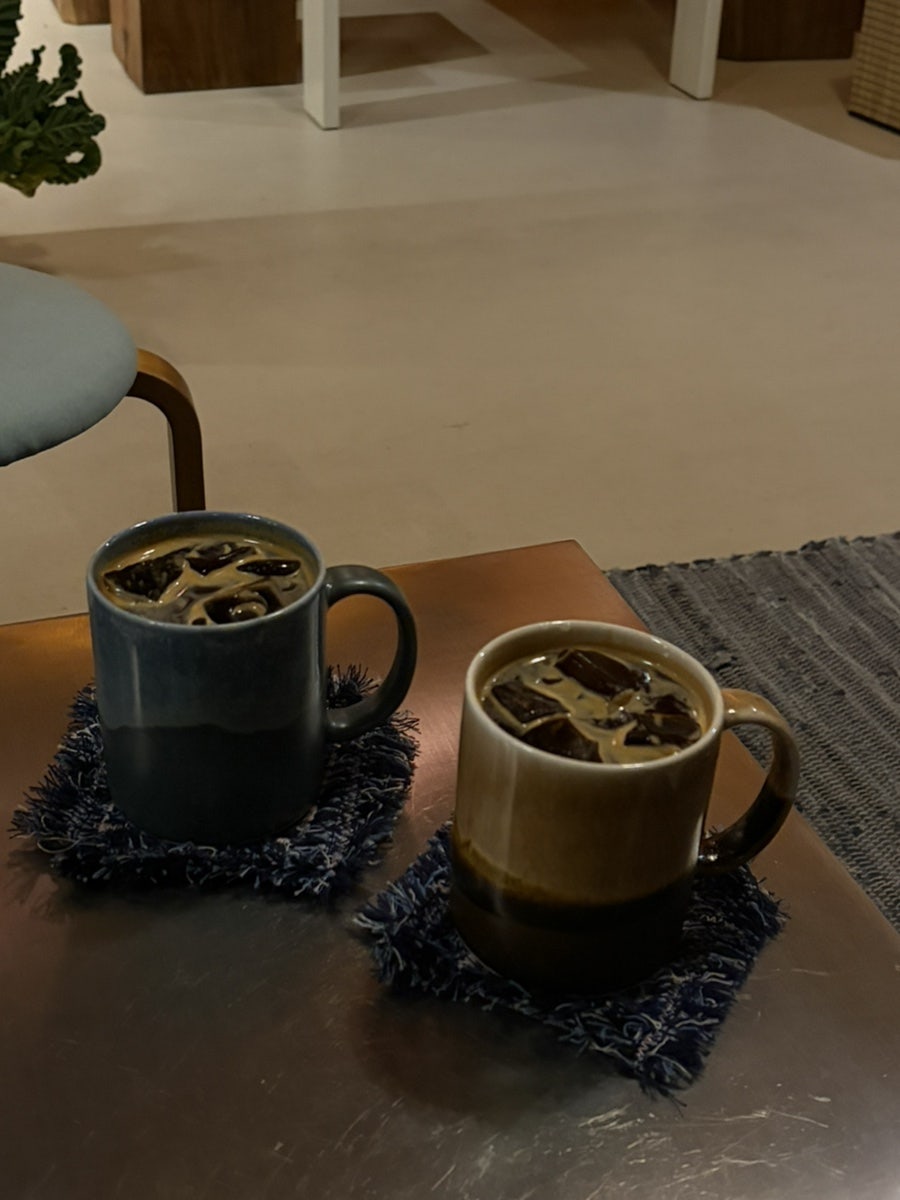 gomcel은 수양버들이 늘어진 밤의 입구와, 테이블에 놓인 아이스커피 두 잔을 찍었습니다. 늦은 저녁 분위기가 낮보다 더 좋았다고 적었는데,