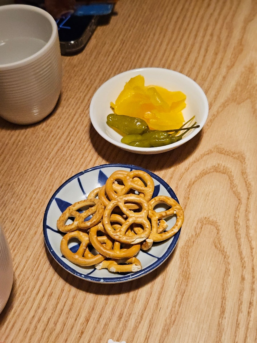 w_aveblue는 대나무 발로 자리를 나눈 구석 테이블과, 프레첼과 피클이 담긴 기본 안주 접시를 찍었습니다.