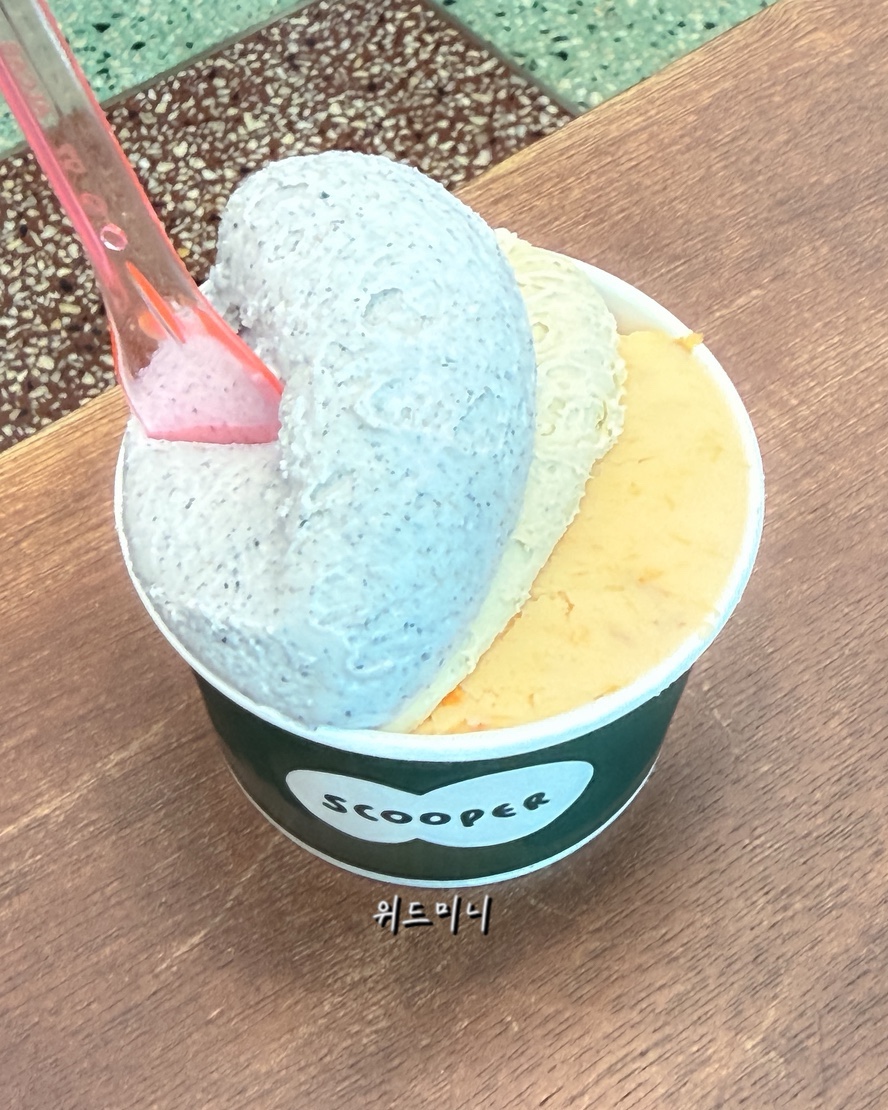 withmini1004는 열여덟 가지 색이 늘어선 쇼케이스와, 세 가지 맛을 담은 컵을 함께 찍었습니다.
