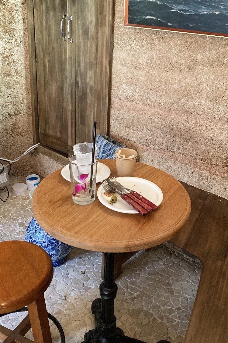 ms1230000은 이솝 앞치마가 걸린 카운터 옆 구석과, 식사를 마친 둥근 테이블 한쪽을 찍었습니다.
