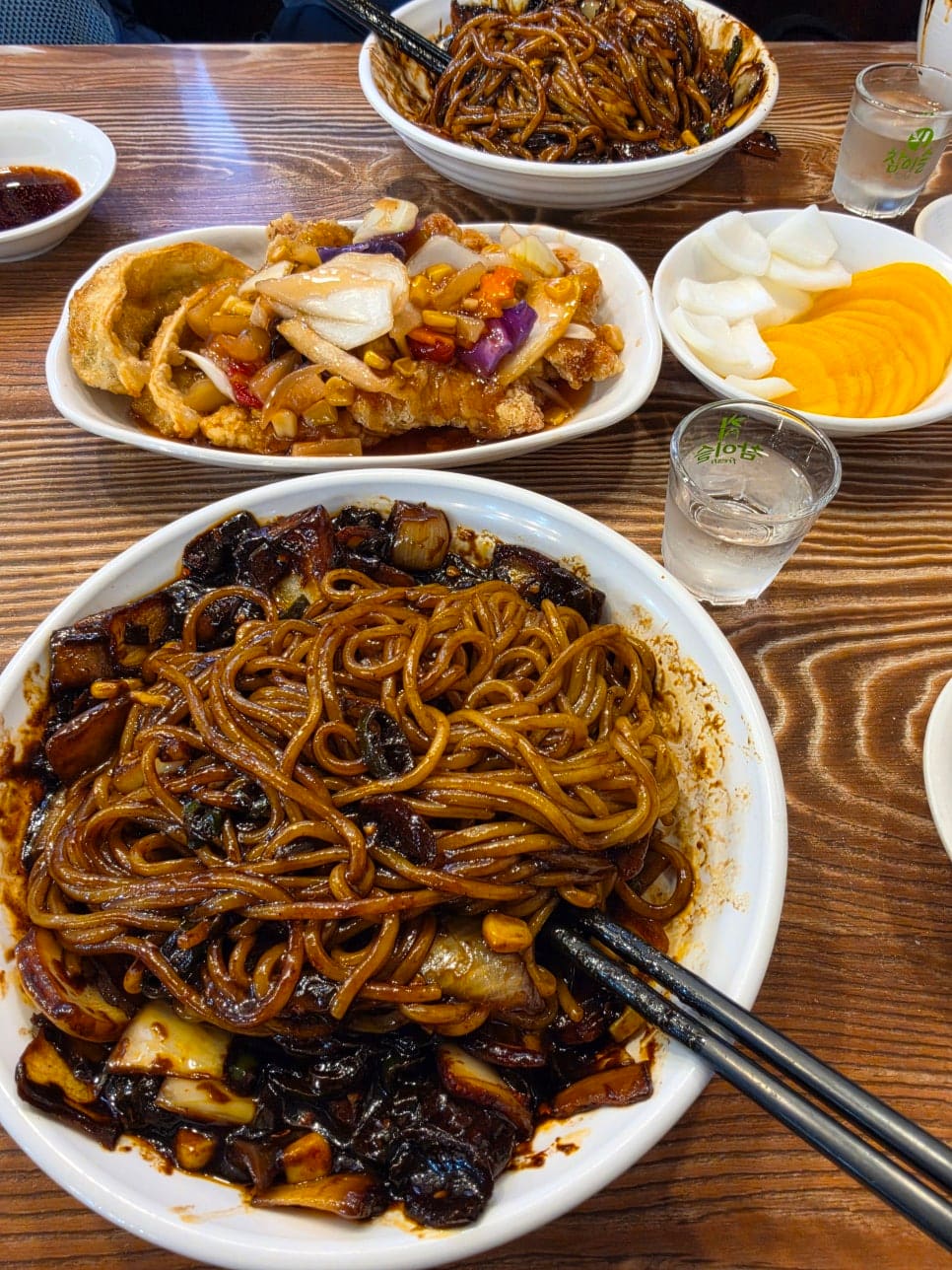 mujinza는 계획에 없이 들어갔다가 낮부터 소주를 곁들였습니다. 흰 타일 벽과 파란 한자 간판이 선명한 입구 사진과,