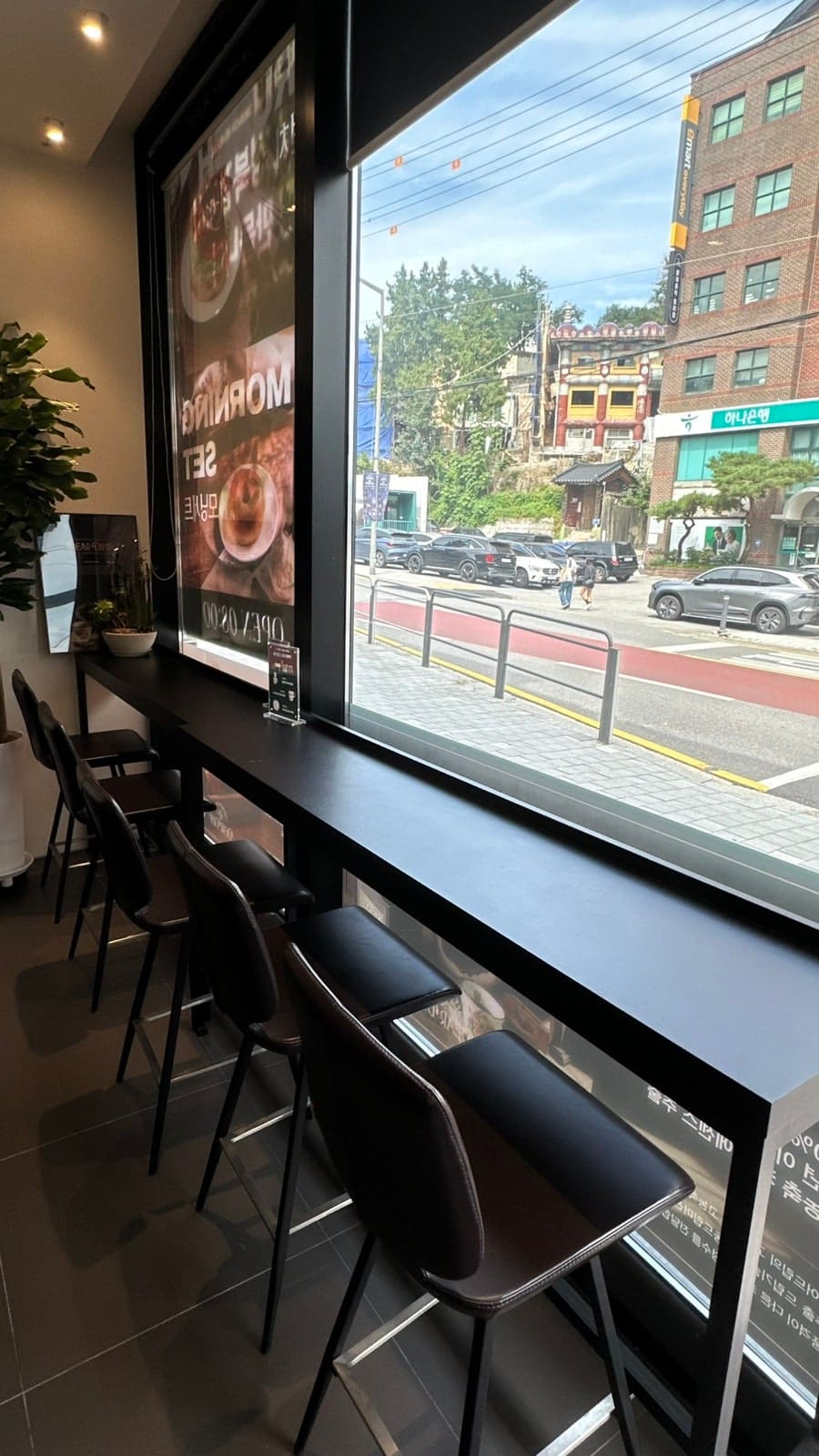 쉐어드립을 마셔봤다는 zzan_soon은 창가 바 좌석에서 바깥 풍경을 찍었습니다. 알록달록한 지붕의 건물과 차도가 내다보이는 이 자리가,